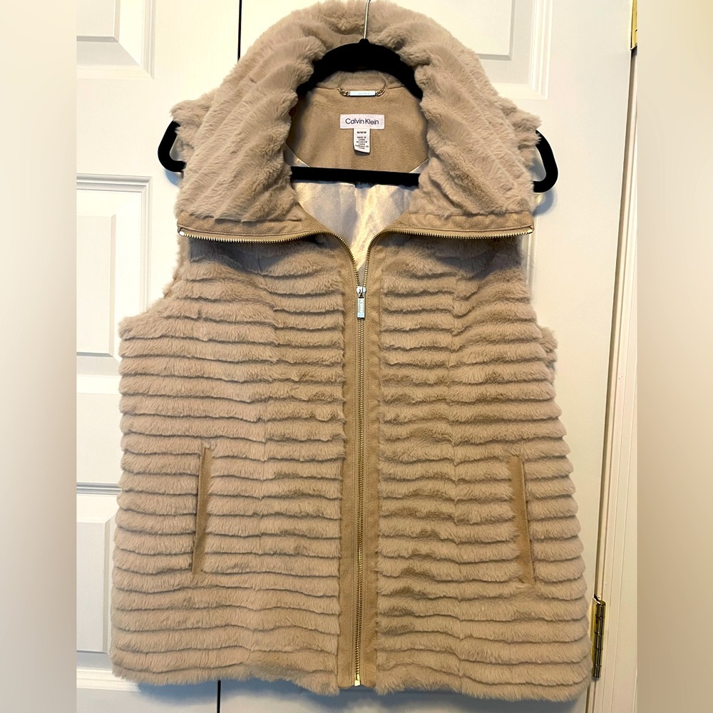 Calvin Klein Women’s faux fur vest - Medium